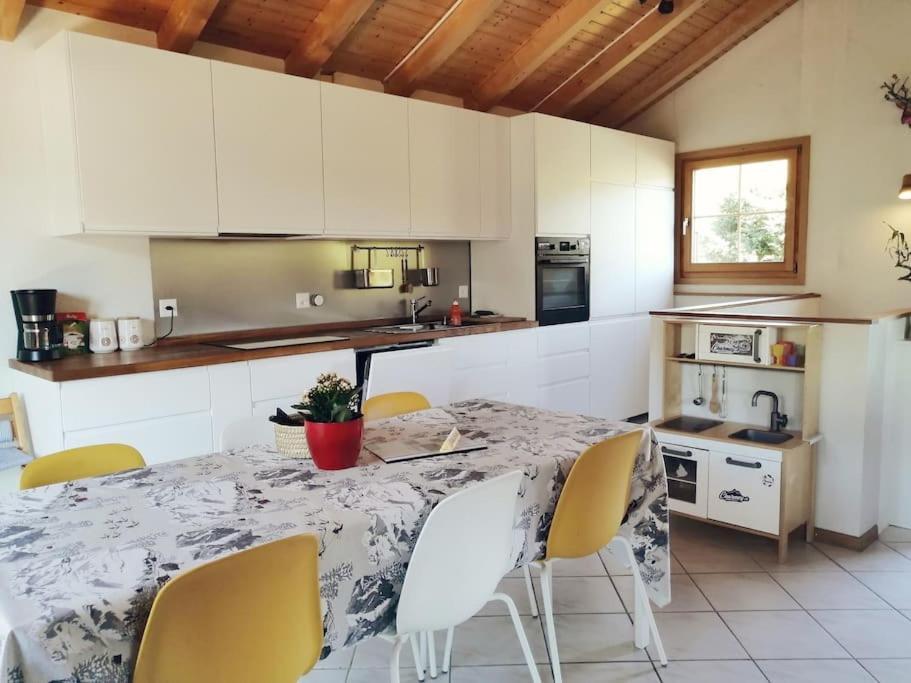 Confortable Chalet Avec Magnifique Vue En Gruyere. ชาร์มมี ภายนอก รูปภาพ